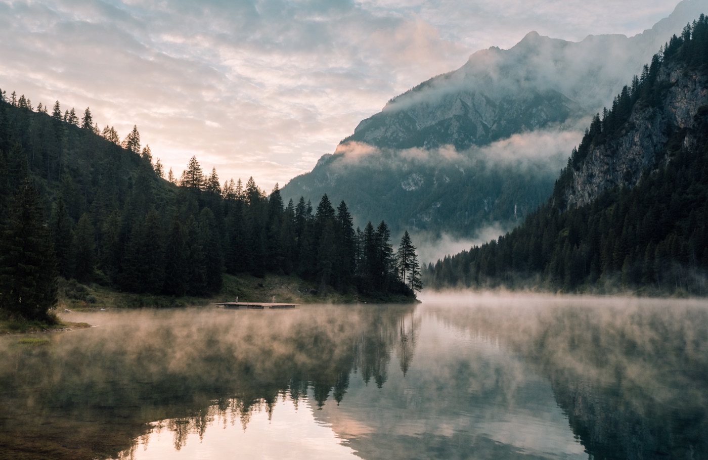 Mirno alpsko jezero ob zori