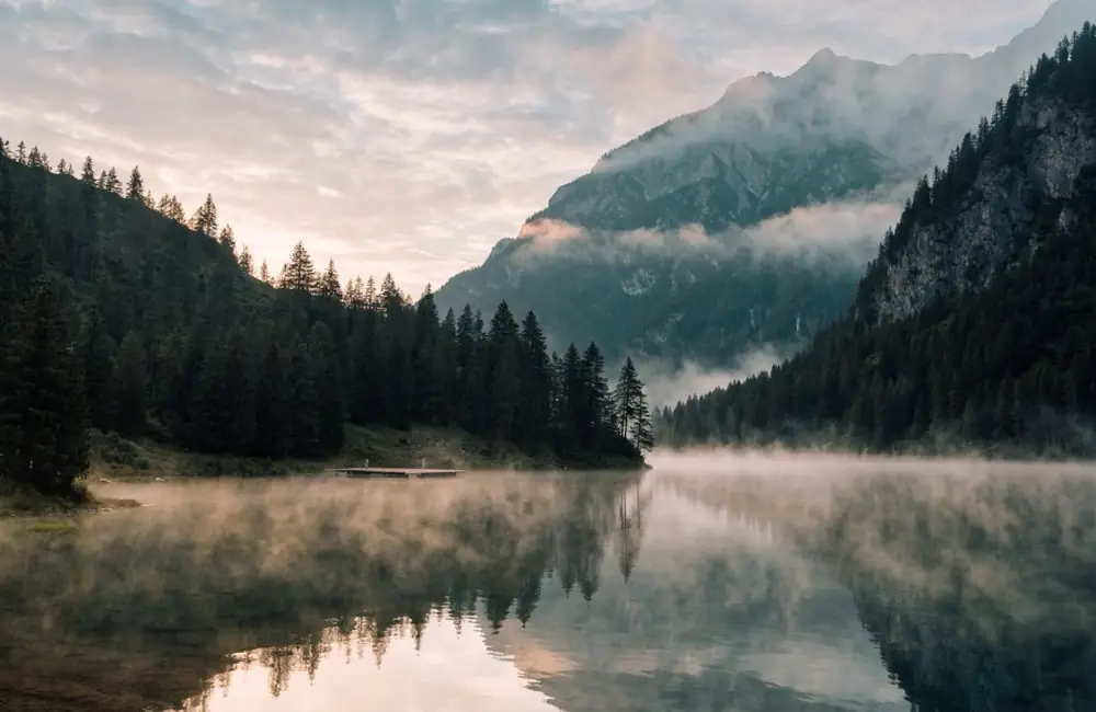 Mirno alpsko jezero ob zori